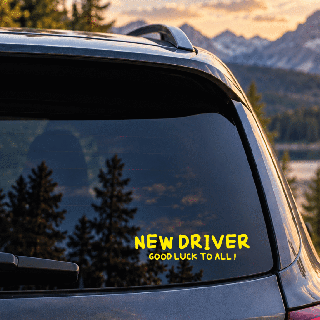 Autocollant jaune « NEW DRIVER, GOOD LUCK TO ALL », 8 × 2 po — vue principale sur vitre arrière