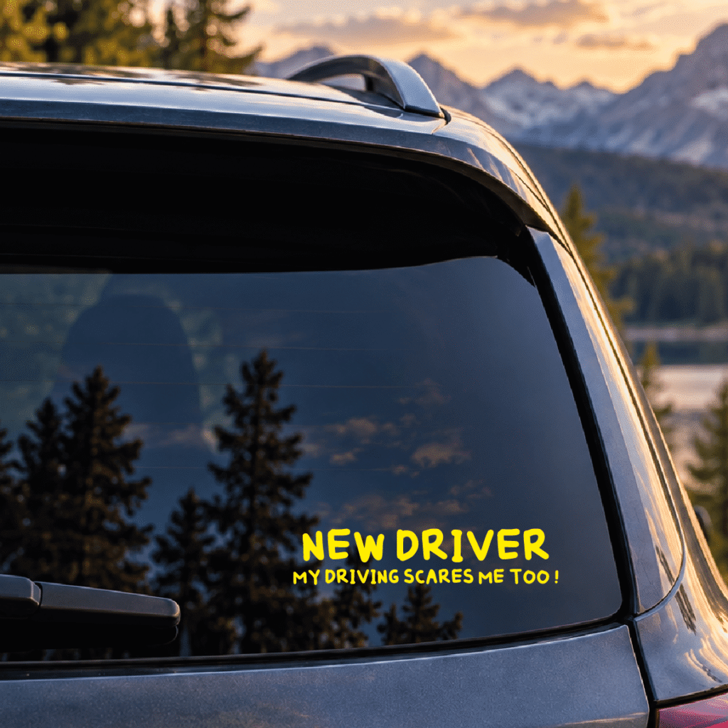 Autocollant jaune « NEW DRIVER, MY DRIVING SCARES ME TOO », 8 × 2 po — vue principale sur vitre arrière